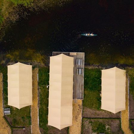 Combined Tents With Kitchen And Bathroom Located Near A Pond Bant Buitenkant foto