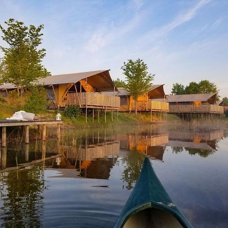 Combined Tents With Kitchen And Bathroom Located Near A Pond Bant Buitenkant foto