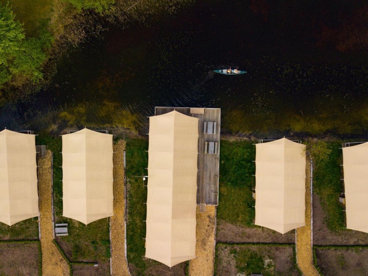 Combined Tents With Kitchen And Bathroom Located Near A Pond Bant Buitenkant foto