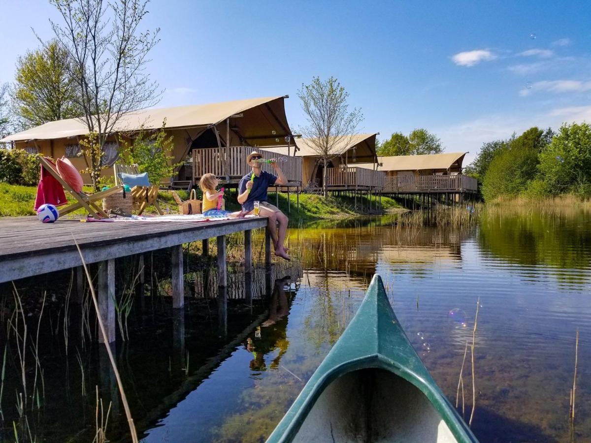 Combined Tents With Kitchen And Bathroom Located Near A Pond Bant Buitenkant foto