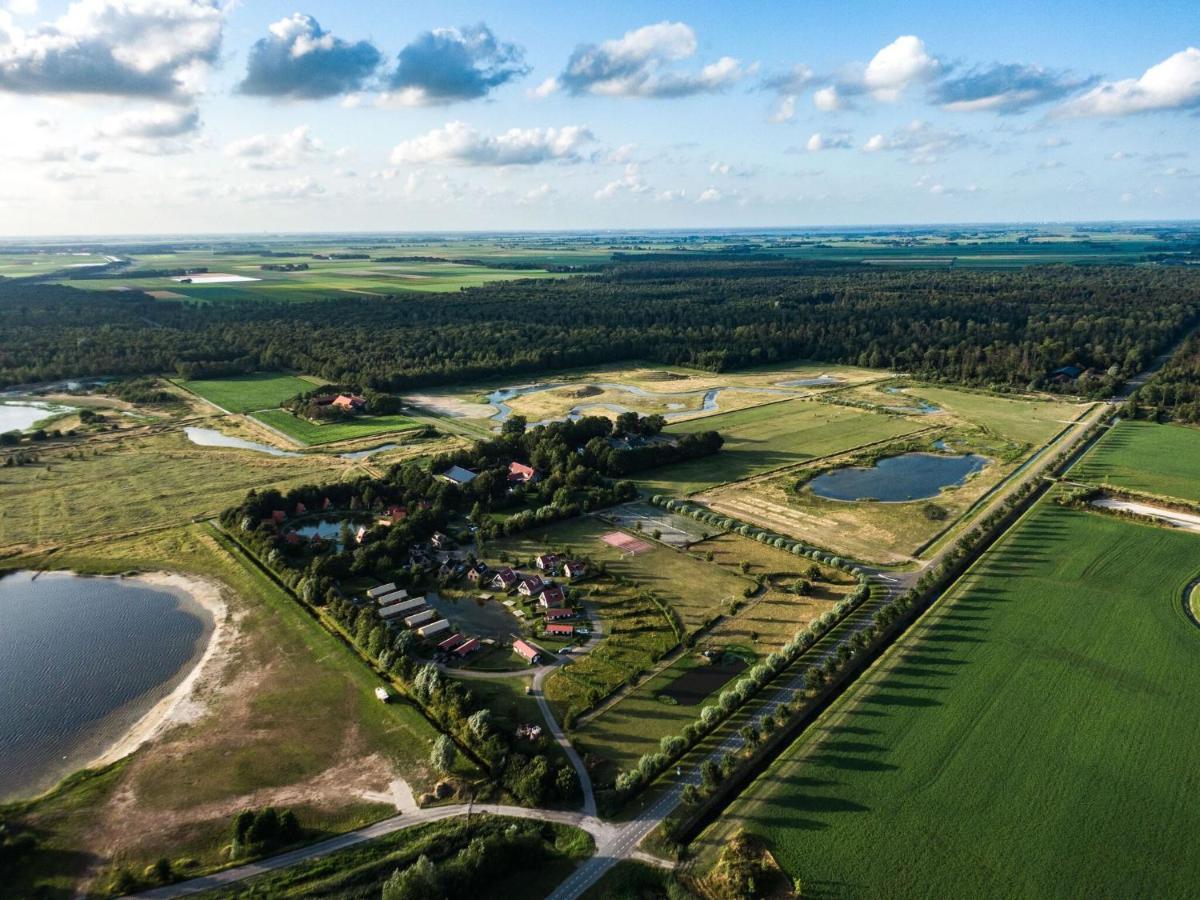 Combined Tents With Kitchen And Bathroom Located Near A Pond Bant Buitenkant foto