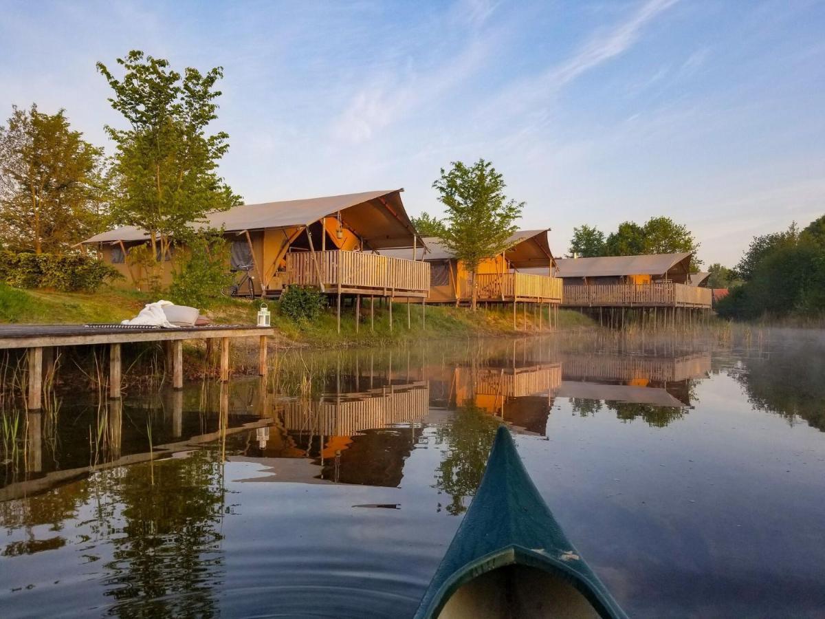 Combined Tents With Kitchen And Bathroom Located Near A Pond Bant Buitenkant foto