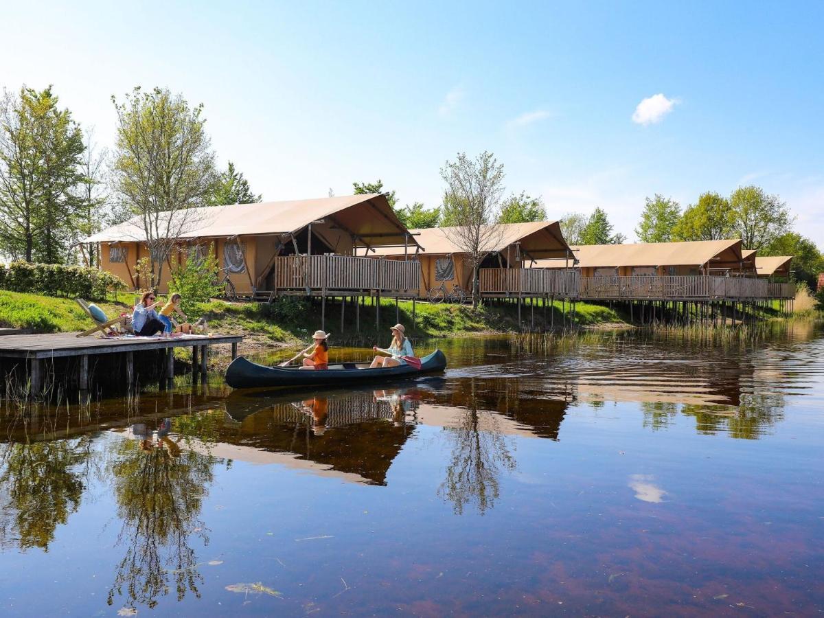 Combined Tents With Kitchen And Bathroom Located Near A Pond Bant Buitenkant foto