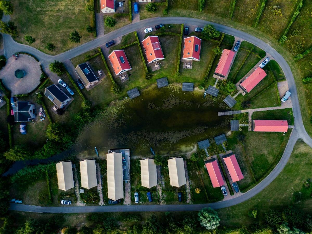 Combined Tents With Kitchen And Bathroom Located Near A Pond Bant Buitenkant foto