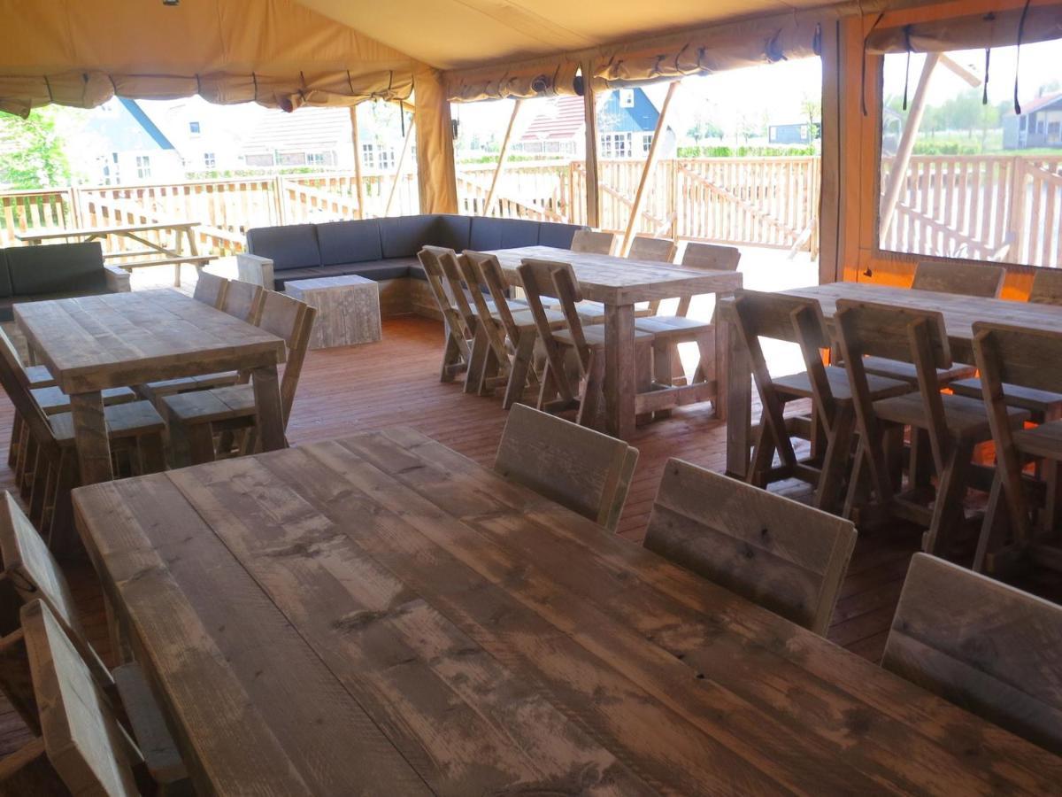 Combined Tents With Kitchen And Bathroom Located Near A Pond Bant Buitenkant foto