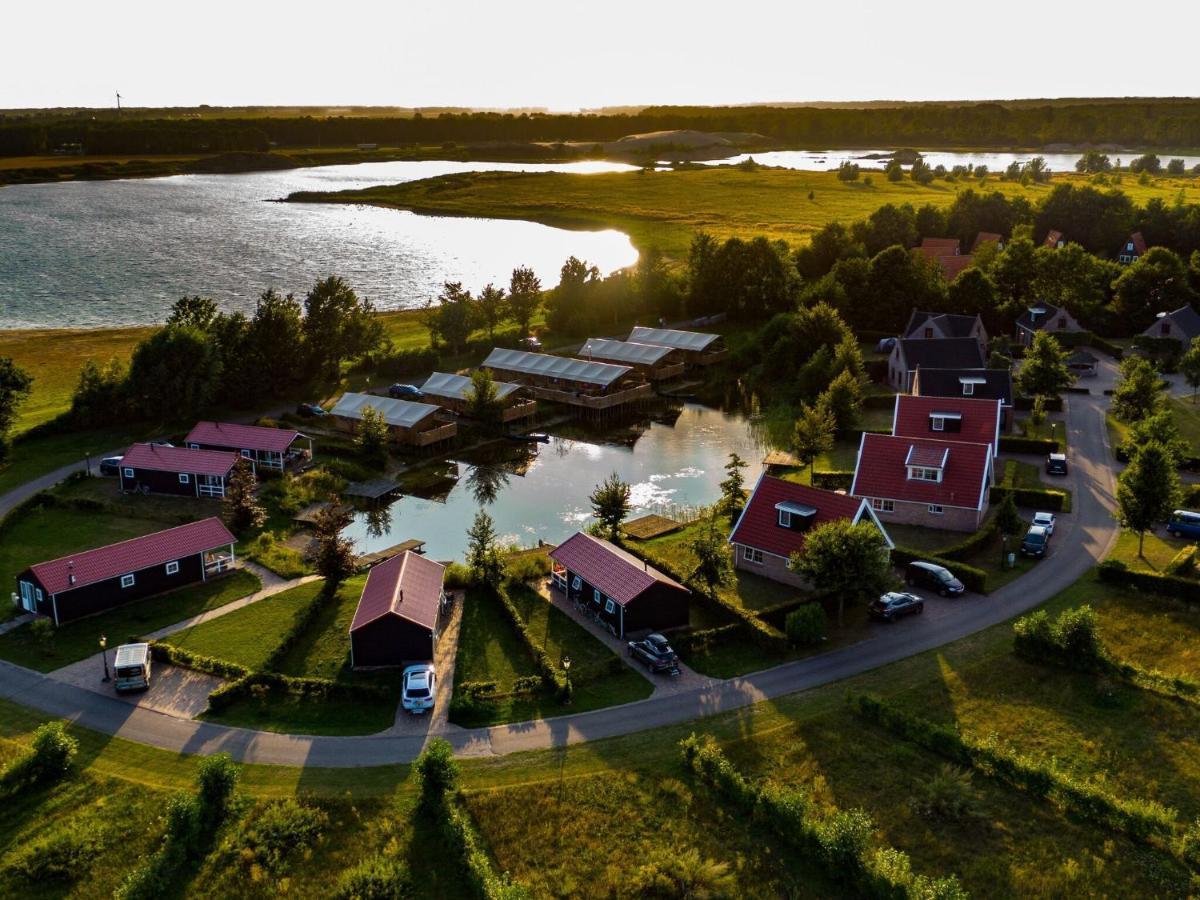 Combined Tents With Kitchen And Bathroom Located Near A Pond Bant Buitenkant foto