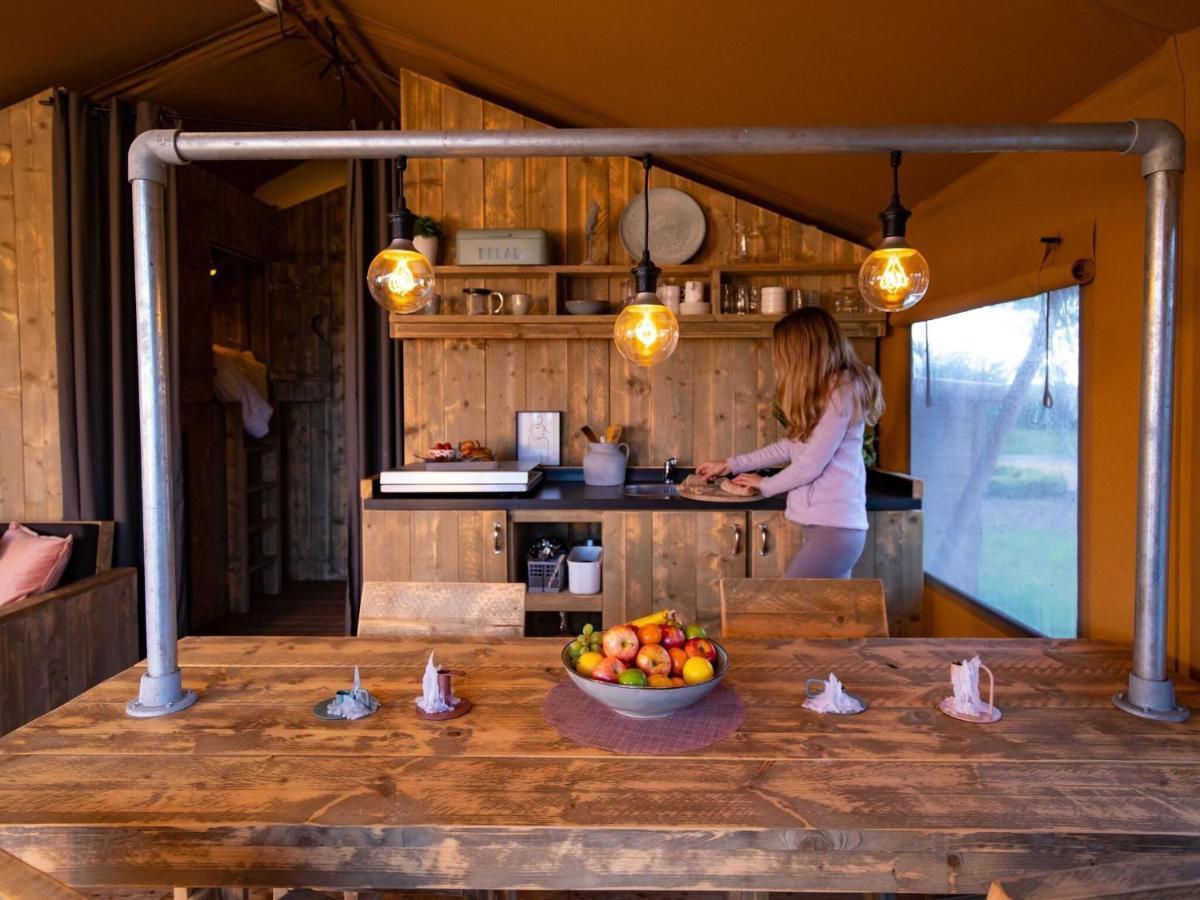 Combined Tents With Kitchen And Bathroom Located Near A Pond Bant Buitenkant foto